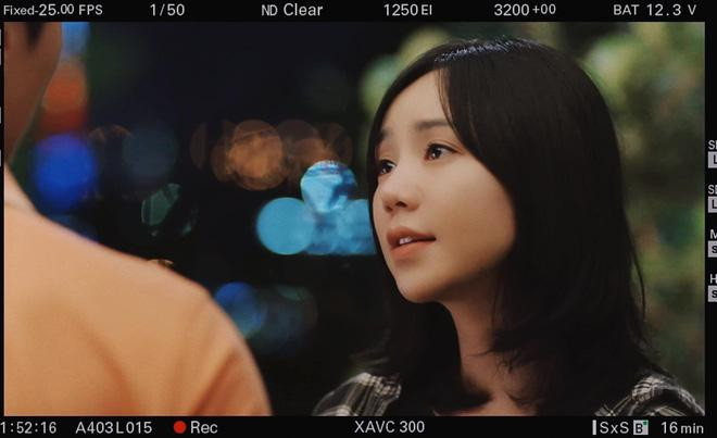 Khác hẳn với hình ảnh nhân vật Sơn Ca của cô ở bộ phim này - một cô gái trẻ sớm phải ra đời bươn chải nên vừa cá tính lại gai góc.