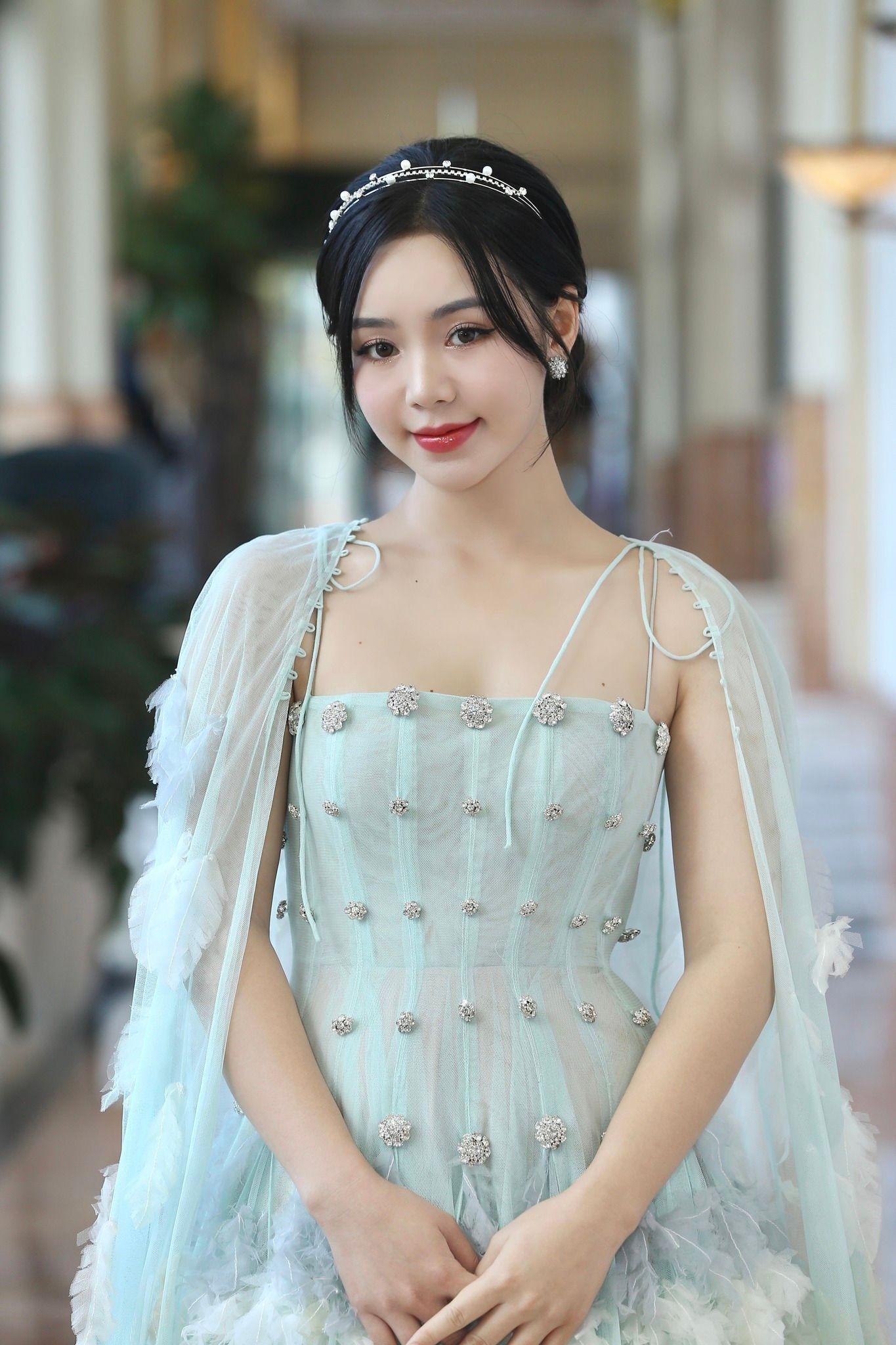 Quỳnh Kool xuất hiện lộng lẫy tại buổi họp báo ra mắt phim "Gara Hạnh Phúc"...