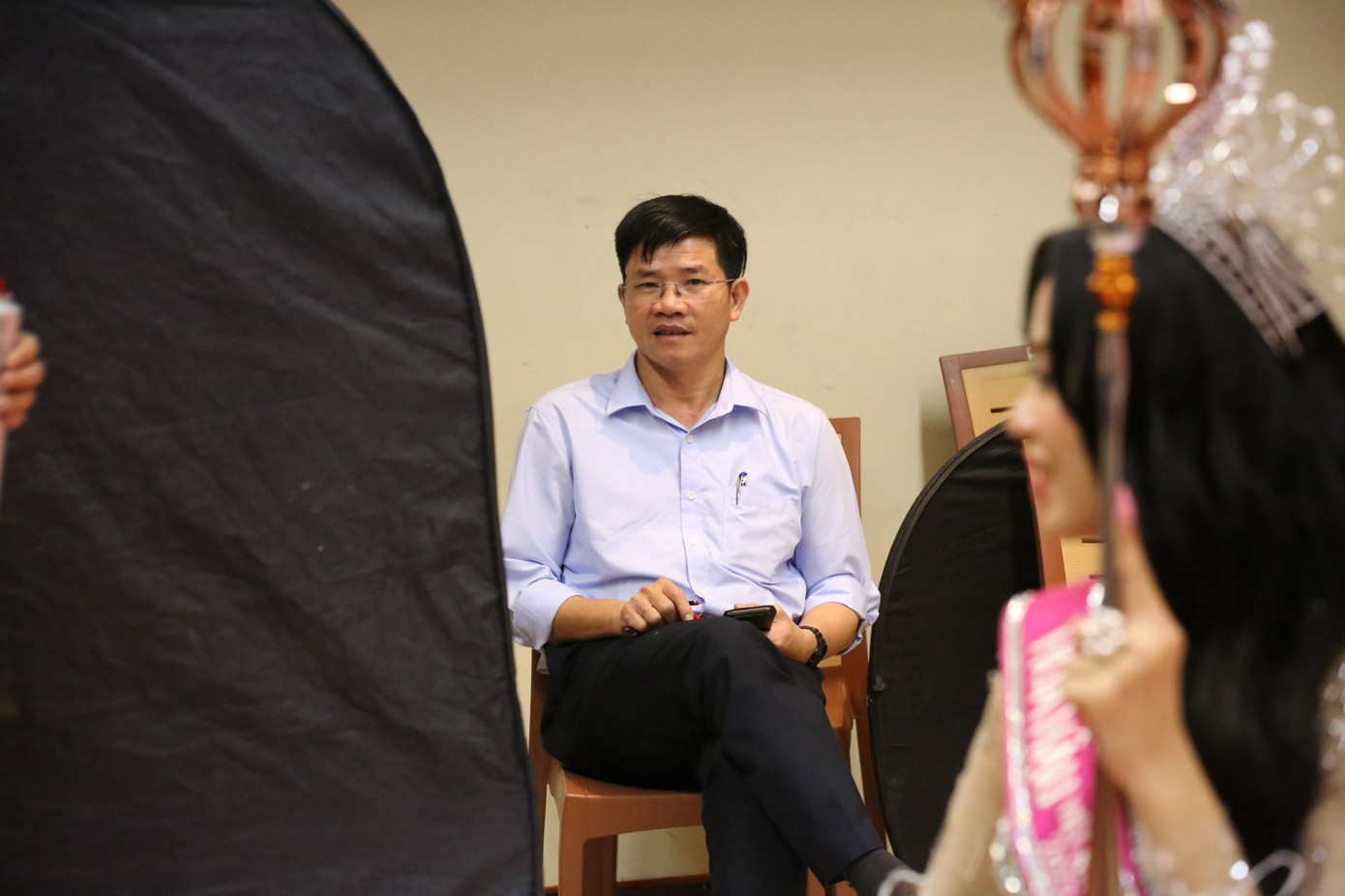 Bố Hoa hậu Thanh Thủy tự hào theo dõi con gái chụp hình.