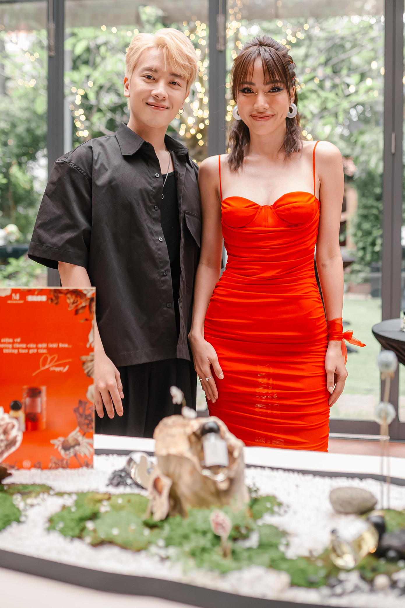 NICKY chọn áo phông đen kết hợp với sơ mi ngắn tay cùng màu khá giản dị.