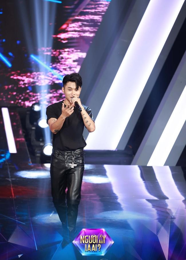 Trai đẹp mới được nhiều người xin "in tư" đã nhanh chóng vướng vào scandal. Trai đẹp mới được nhiều người xin "in tư" đã nhanh chóng vướng vào scandal.