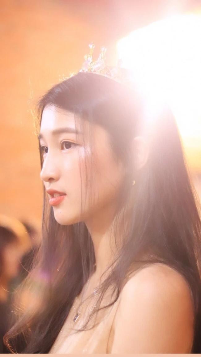 Phương Nhi khá giống với những "nữ thần học đường" trong những bộ phim thanh xuân.