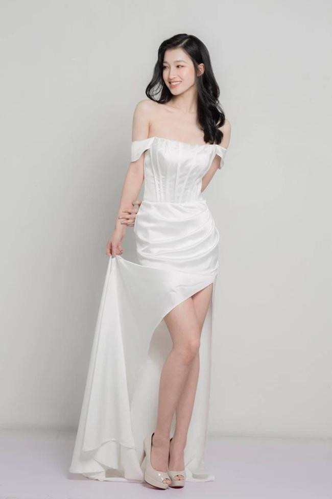 Khi diện thiết thiết táo bạo hơn, Phương Nhi lại đẹp quyến rũ....