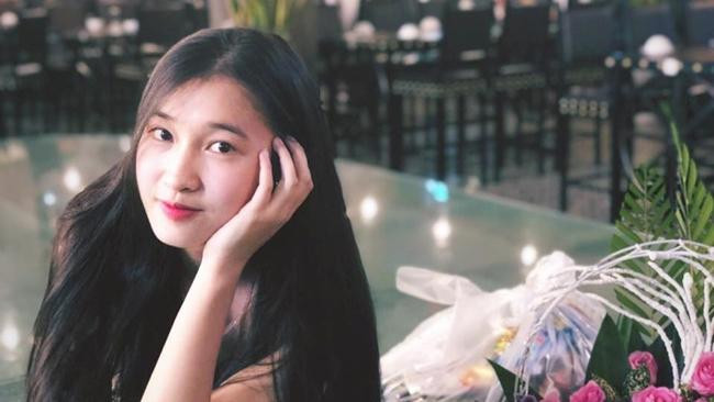 Không cần trang điểm cầu kỳ, gương mặt khả ái của Phương Nhi vẫn tỏa sáng.