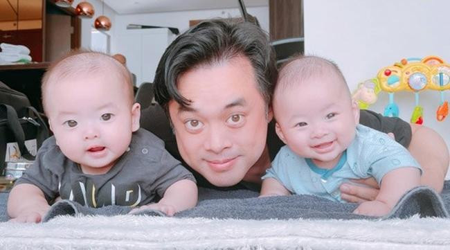 Mickey (trái) và Jerry (phải) khi còn nhỏ. Mickey (trái) và Jerry (phải) khi còn nhỏ.