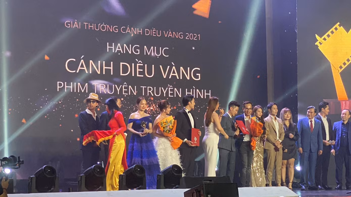 Đoàn phim "Thương Ngày Nắng Về" và "11 Tháng 5 Ngày" cùng đoạt Cánh Diều Vàng tại hạng mục Phim truyện truyền hình. - Ảnh: Nguyễn Hoàng Dương.