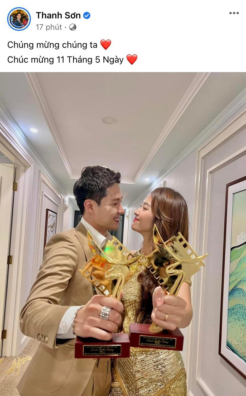 Thanh Sơn và Khả Ngân diện trang phục "ton sur ton" đi nhận giải.