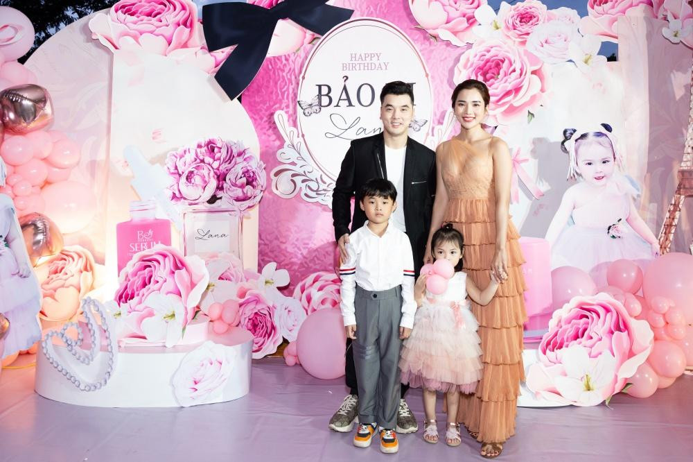 Gia đình Ưng Hoàng Phúc không chỉ tới sớm mà con gái út của anh còn mạnh dạn lên sân khấu hát mừng sinh nhật.