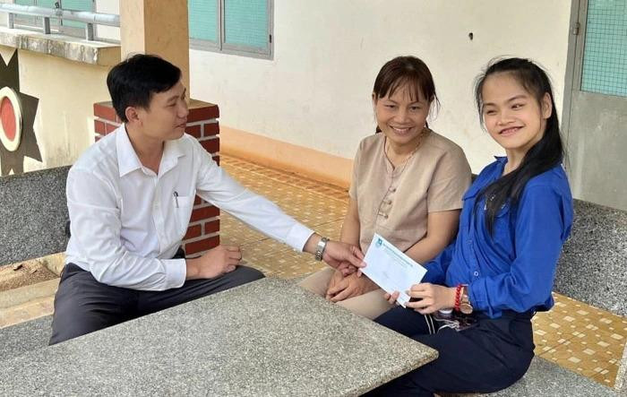 Nữ sinh khuyết tật Anh Thư dù trong diện được miễn thi tốt nghiệp nhưng vẫn quyết tâm đi thi để lấy điểm xét đại học. Anh Thư nuôi ước mơ đậu ngành Công nghệ thông tin của trường Đại học Nông lâm TP.HCM. - Ảnh: Tintuconline.