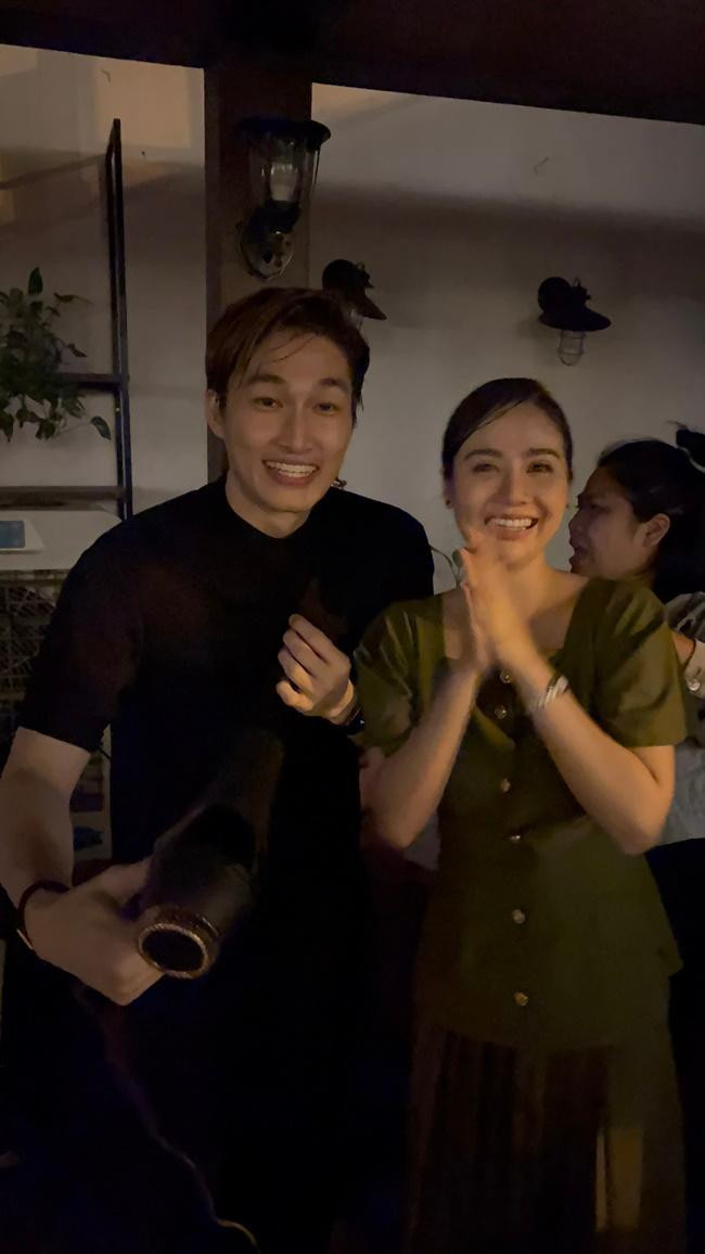 Đình Tú sấy khô quần áo giúp Phan Minh Huyền và cả bản thân.