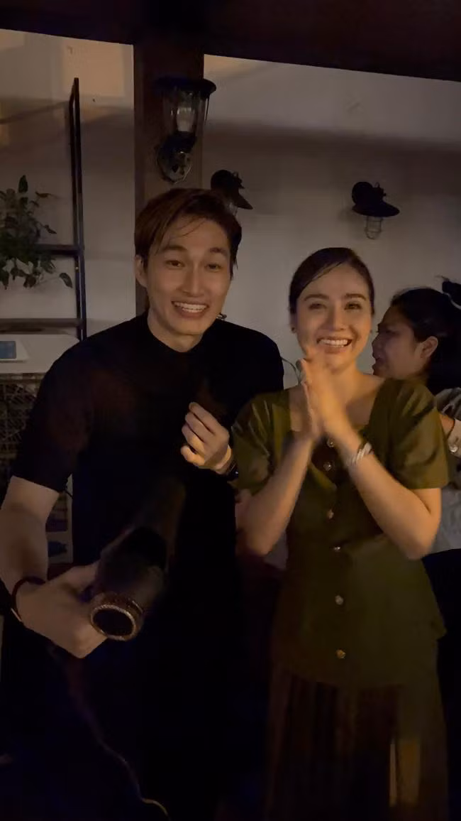 Đình Tú sấy khô quần áo giúp Phan Minh Huyền và cả bản thân.