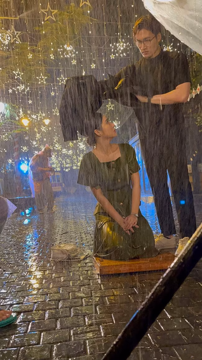Huyền Lizzie và Đình Tú cùng dầm mưa trong đêm lạnh để hoàn thành tốt cảnh quay.