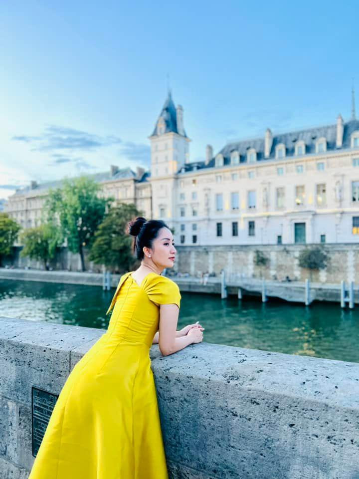 Người hâm mộ đều mong ngóng ngày được nhìn thấy Khánh Thi mặc váy cưới, nắm tay chú rể của mình trong hôn lễ.