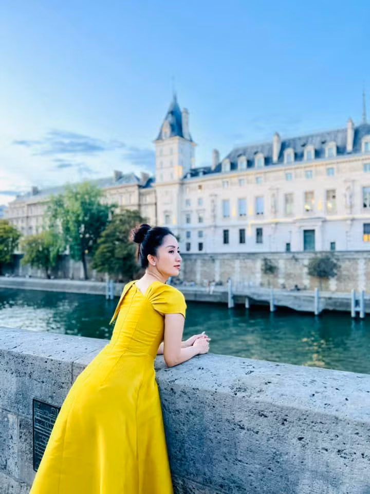 Người hâm mộ đều mong ngóng ngày được nhìn thấy Khánh Thi mặc váy cưới, nắm tay chú rể của mình trong hôn lễ.