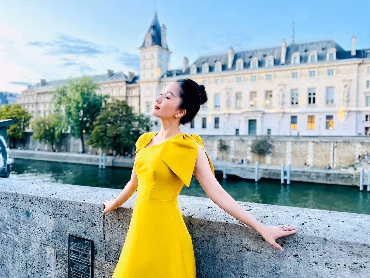 Dáng người chuẩn cùng chiếc váy màu vàng nổi bật giúp Khánh Thi thu hút mọi ánh nhìn.