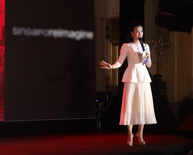 ...nhưng nụ cười của cô vẫn để lộ nỗi buồn và gương mặt có phần hơi mệt mỏi.