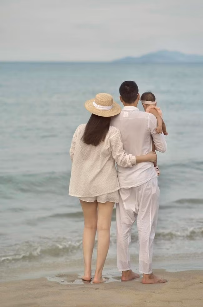Gia đình nhỏ của Phanh Lee. - Ảnh: FBNV.
