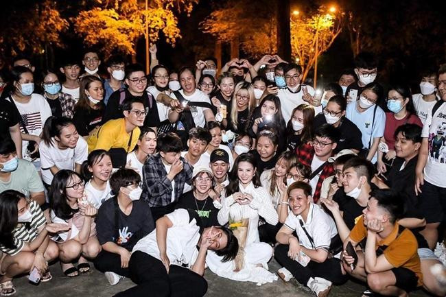 Đông Nhi và FC của mình lại gắn bó như xưa. - Ảnh: Tổng hợp Đông Nhi và FC của mình lại gắn bó như xưa. - Ảnh: Tổng hợp