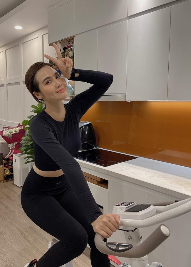 Phan Minh Huyền chăm chỉ tập luyện để nâng cao sức khỏe trong thời gian bị bệnh. Phan Minh Huyền chăm chỉ tập luyện để nâng cao sức khỏe trong thời gian bị bệnh.