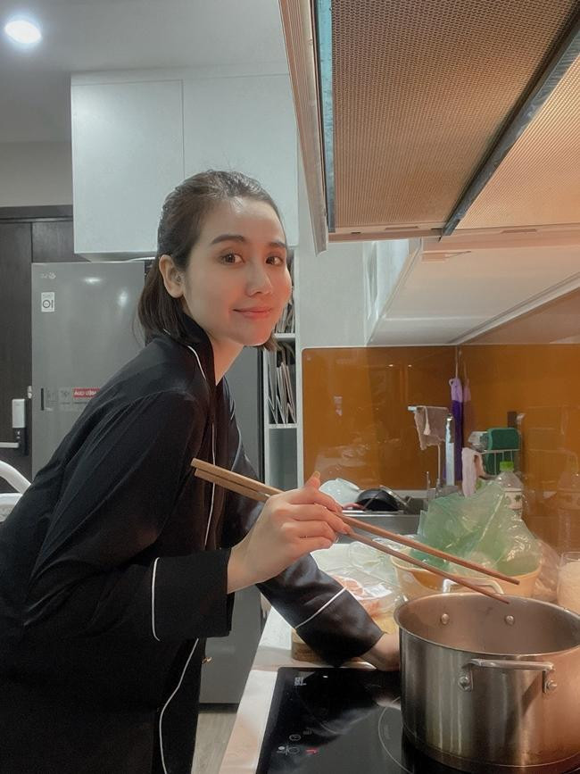 Cô nấu cho mình nhiều món ăn đơn giản nhưng đầy dinh dưỡng. Cô nấu cho mình nhiều món ăn đơn giản nhưng đầy dinh dưỡng.