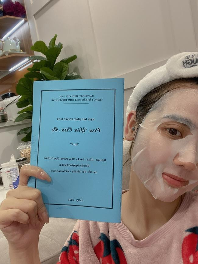 .và chăm chỉ đọc kịch bản "Thương Ngày Nắng Về". .và chăm chỉ đọc kịch bản "Thương Ngày Nắng Về".