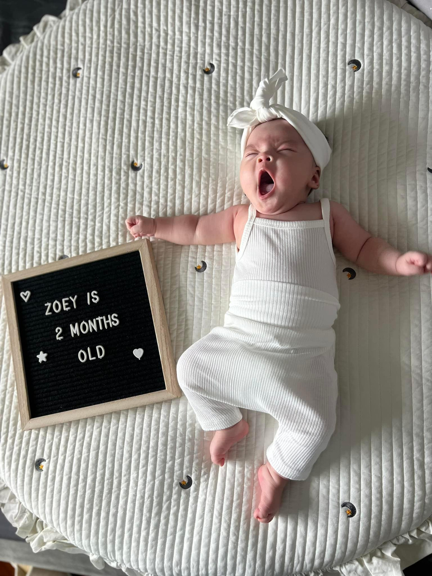 Bé Zoey lần đầu được mẹ khoe ảnh chụp cận mặt.