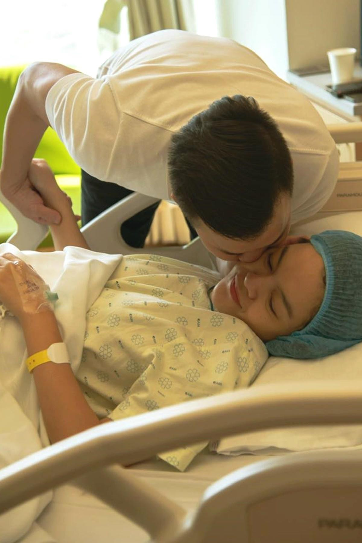 Bạn trai luôn ở bên cạnh chăm sóc Phạm Quỳnh Anh lúc sinh con.