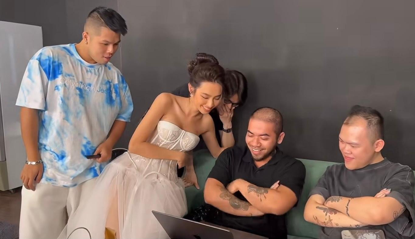 Cô nàng nghiêng cả người để xem MV cho rõ hơn. - Ảnh: FB nhân vật. Cô nàng nghiêng cả người để xem MV cho rõ hơn. - Ảnh: FB nhân vật.