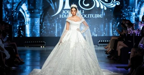 Với gương mặt tỷ lệ vàng cùng thân hình chuẩn chỉnh, Tiểu Vy như một nàng công chúa trên sàn diễn thời trang. Với gương mặt tỷ lệ vàng cùng thân hình chuẩn chỉnh, Tiểu Vy như một nàng công chúa trên sàn diễn thời trang.