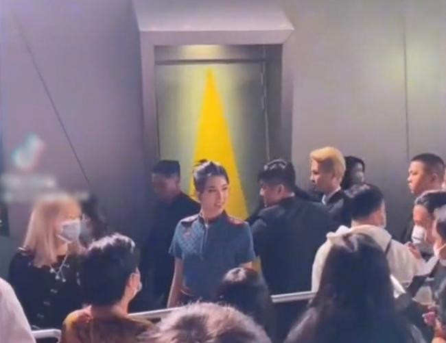 Thúy Ngân bất ngờ khi bị vệ sĩ của Jack đẩy sang một bên. Thúy Ngân bất ngờ khi bị vệ sĩ của Jack đẩy sang một bên.