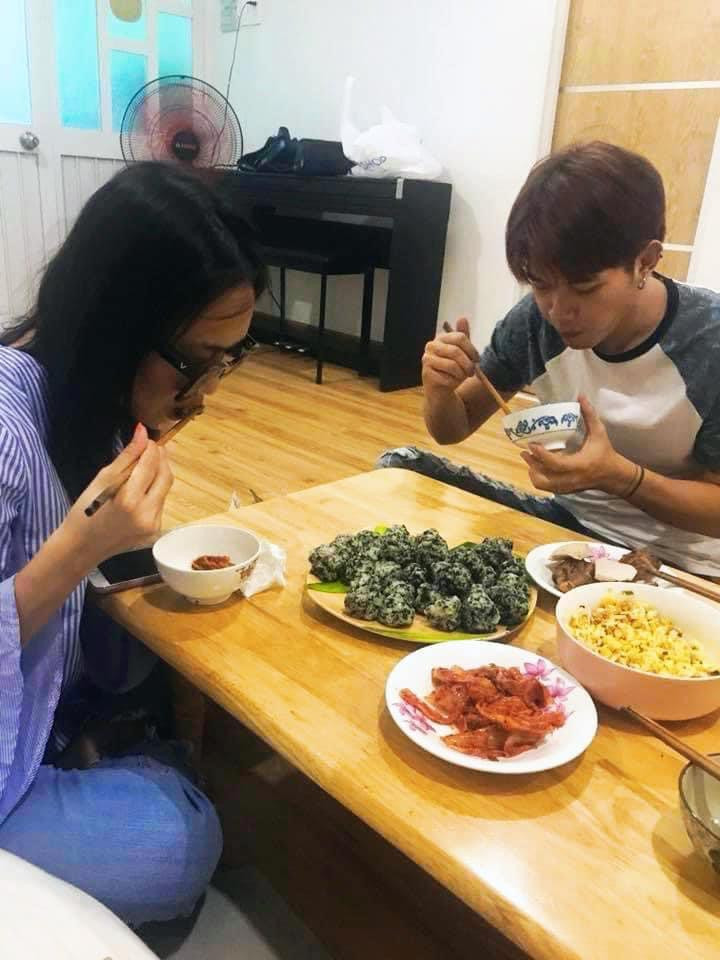 Tiến Luật đăng bài chúc mừng nhưng không quên &quot;bóc phốt&quot; hai người em của mình.