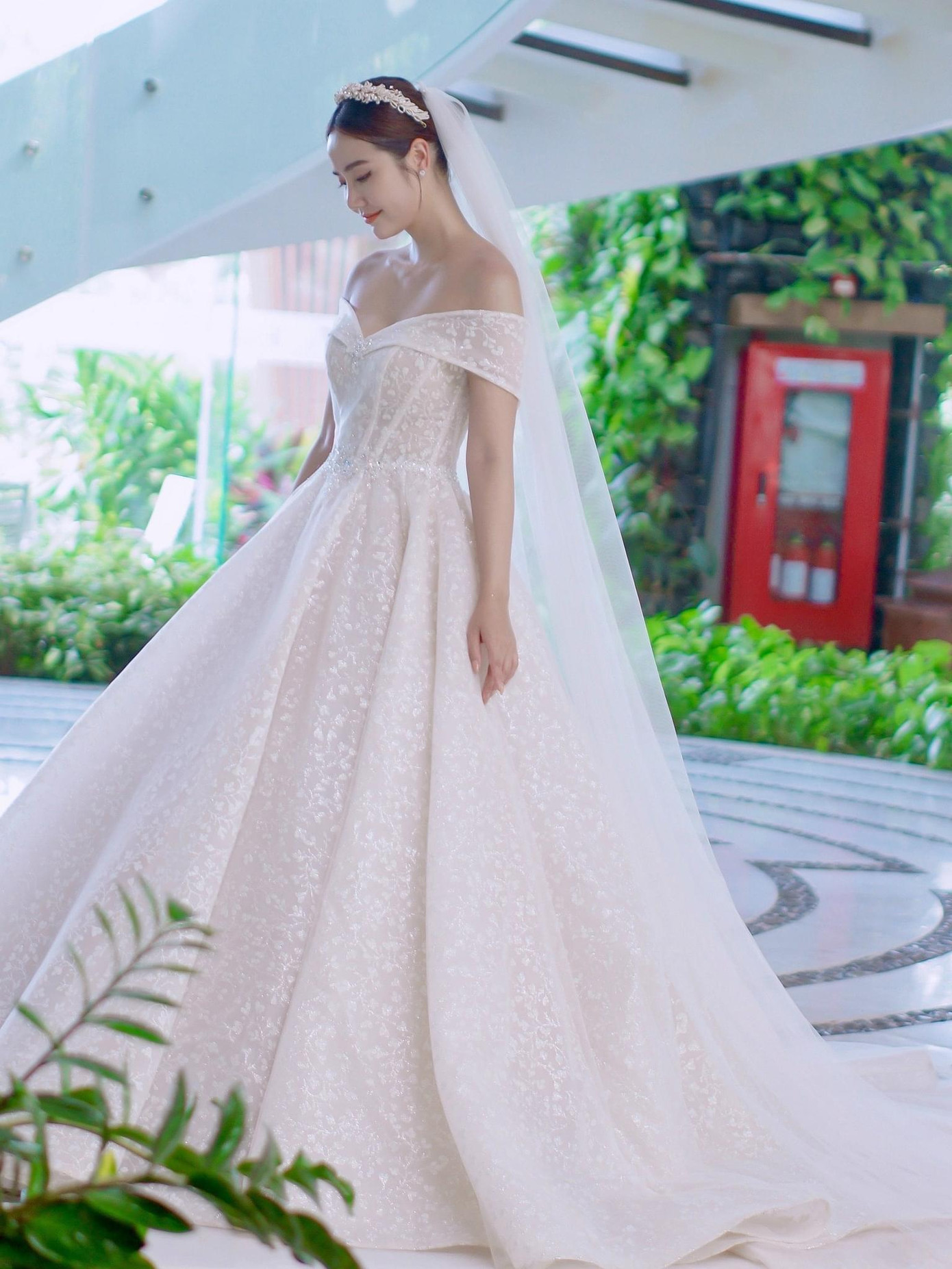 Cô dâu Vân Trang tựa như nàng công chúa bước ra từ cổ tích trong ngày trọng đại của mình.