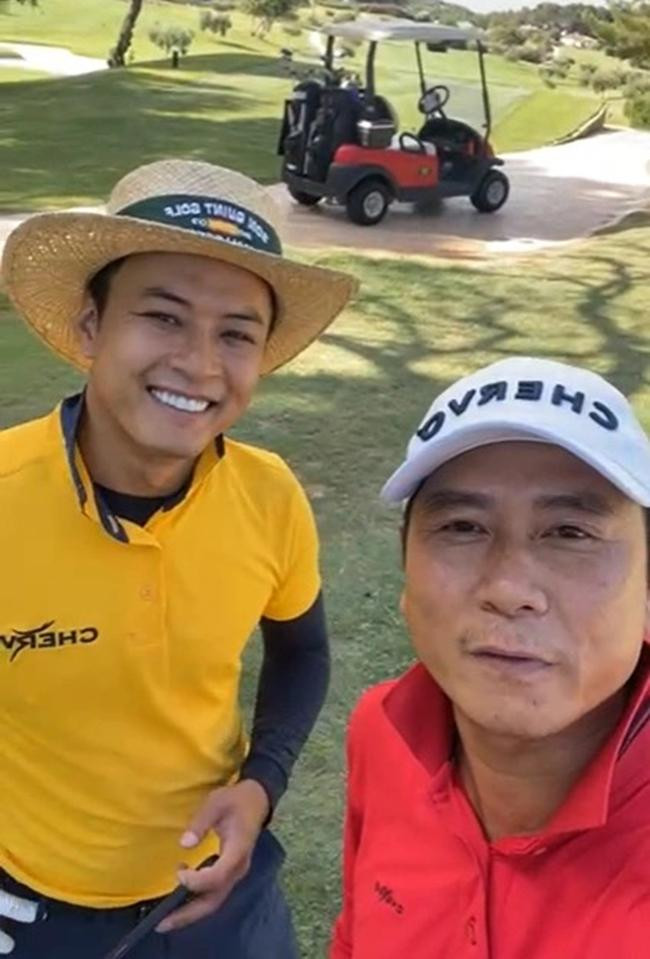 Hình ảnh của diễn viên Hồng Đăng và nhạc sĩ Hồ Hoài Anh trong chuyến công tác kết hợp nghỉ dưỡng được chính chủ tiết lộ trước đó. - Ảnh: FBNV