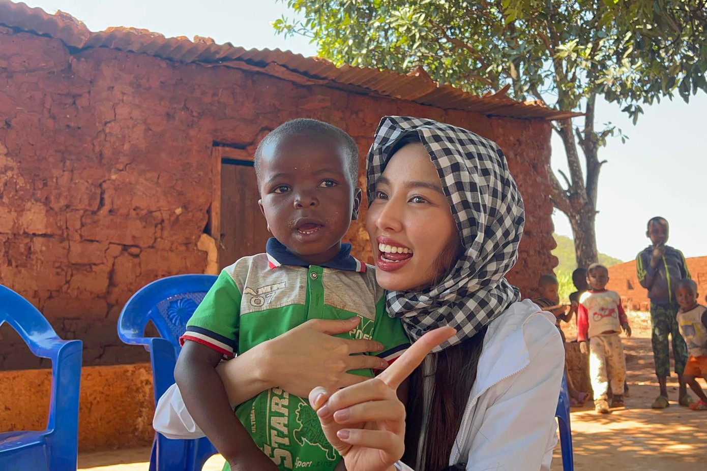 Nàng hậu vừa có chuyến công tác tại Angola. Nàng hậu vừa có chuyến công tác tại Angola.