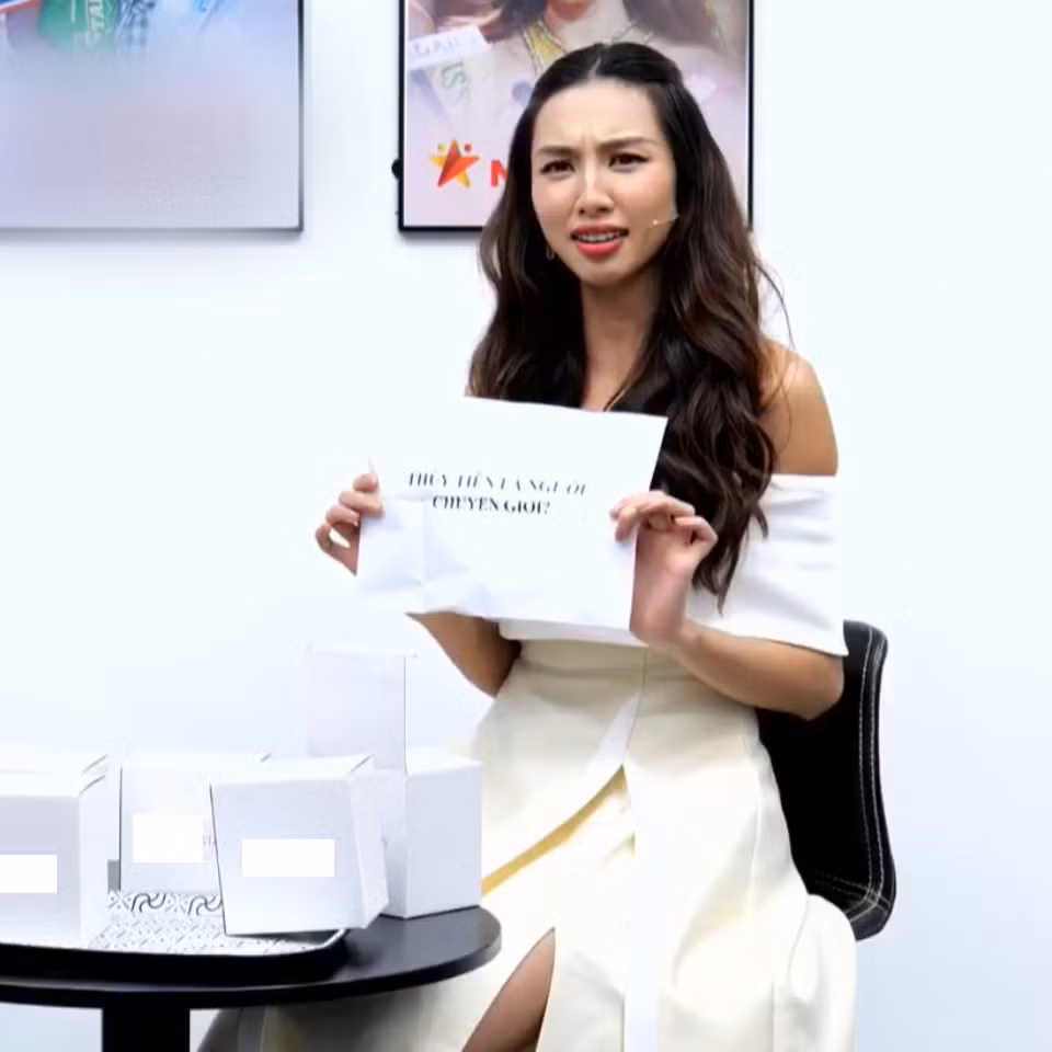 Thùy Tiên cùng tờ giấy chứa bí mật “động trời” khiến cô nàng ngỡ ngàng.