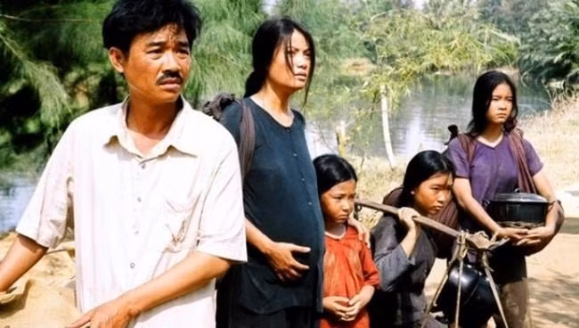 Tạo hình của Thiên Tú (ngoài cùng bên phải) trong bộ phim "Áo Lụa Hà Đông". Tạo hình của Thiên Tú (ngoài cùng bên phải) trong bộ phim "Áo Lụa Hà Đông".