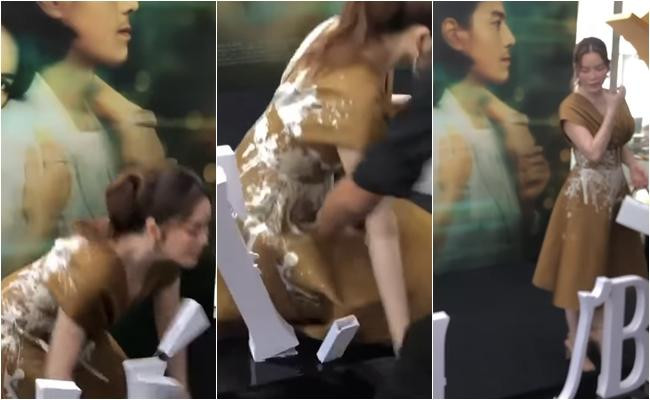 Lý Nhã Kỳ bị ngã khiến bục tên phim Người Thứ Ba bị hỏng hoàn toàn. Lý Nhã Kỳ bị ngã khiến bục tên phim Người Thứ Ba bị hỏng hoàn toàn.