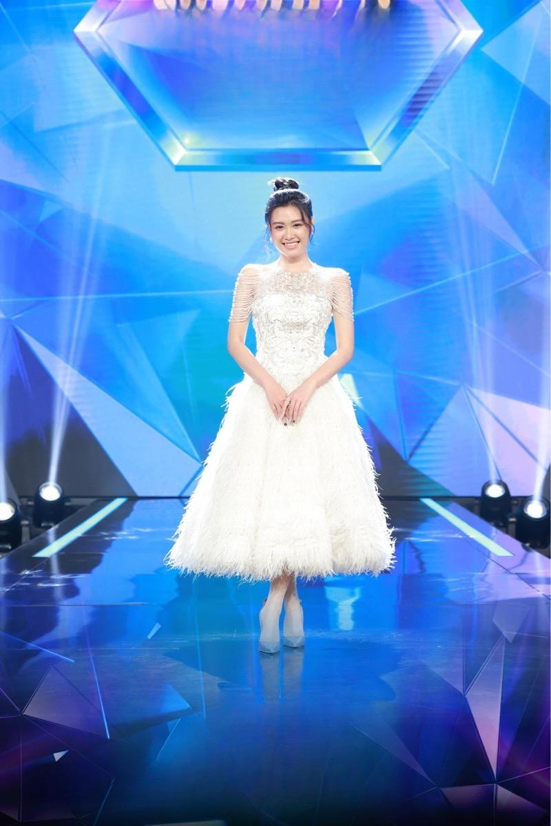 Quỳnh Nhi nhanh chóng chiếm spotlight ngay từ lần xuất hiện đầu tiên.