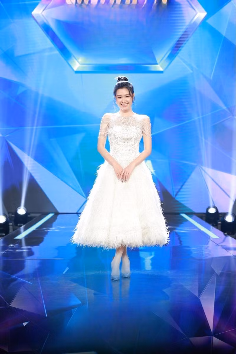 Quỳnh Nhi nhanh chóng chiếm spotlight ngay từ lần xuất hiện đầu tiên. Quỳnh Nhi nhanh chóng chiếm spotlight ngay từ lần xuất hiện đầu tiên.