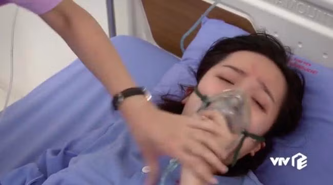vợ anh đau lòng tới mức phải nhập viện. - Ảnh: Phim "Lửa Ấm".