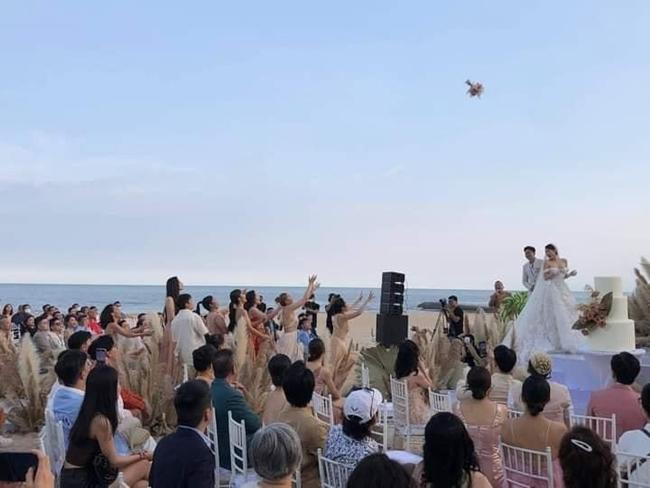 Diệu Nhi chính là người bắt được bó hoa cưới của nữ ca sĩ Một Vòng Trái Đất.