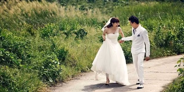 Vừa Đi Vừa Khóc của đạo diễn Vũ Ngọc Đãng xoay quanh câu chuyện tình tréo ngoe của chàng thiếu gia Hải Minh (Lương Mạnh Hải) và cô nàng "gái giả trai" Đông Dương (Minh Hằng).