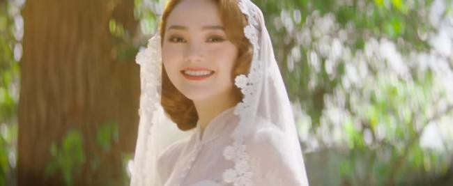 Nội dung MV kể về một quý cô tổn thương khi chồng mình đi ngoại tình với chính người đã bắt được hoa cưới trong lễ thành hôn.