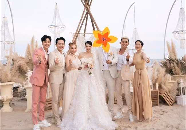 Các khách mời đều tôn trọng và che mặt chú rể của Minh Hằng khi đăng ảnh đám cưới.