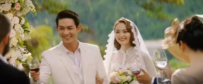 Trong MV Em Xin Anh, Minh Hằng đã xuất hiện trong chiếc váy cưới quý phái, hơi hoài cổ bên chú rể Song Luân.