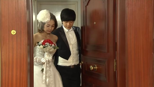 Thuở đôi mươi, Minh Hằng từng là cô dâu của Lương Mạnh Hải khi tham gia bộ phim Ngôi Nhà Hạnh Phúc bản Việt. Bộ váy cưới cúp ngực, mạng che được tô điểm với bông hoa trắng lớn kết hợp cùng mái tóc ngắn làm bật lên vẻ đẹp cá tính của nhân vật Minh Minh.