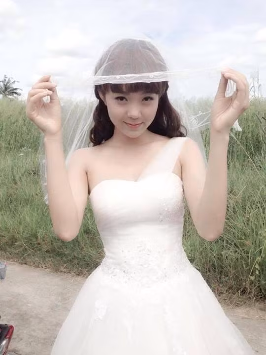 Minh Hằng nhí nhảnh trong hậu trường phim. Tạo hình cô dâu của Minh Hằng ở Vừa Đi Vừa Khóc dịu dàng và nữ tính hơn nhờ tóc mái bằng, dài chấm lưng.