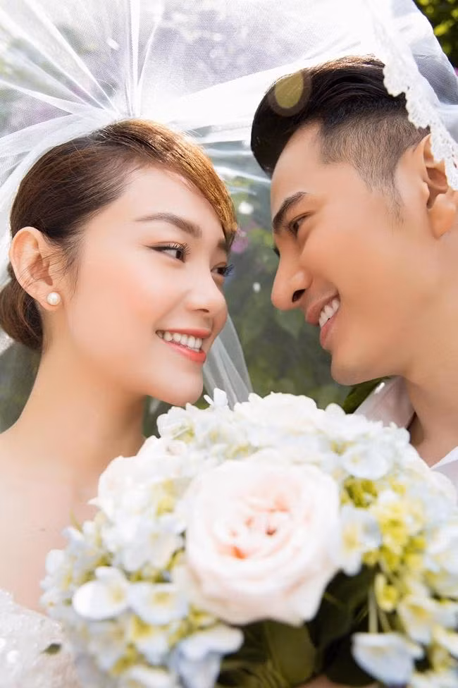 Ở bộ phim Mẹ Ác Ma, Cha Thiên Sứ, Minh Hằng và Trần Huy Anh vào vai một cặp vợ chồng có nhiều bất đồng trong tính cách và suy nghĩ. Ảnh cưới của Minh Hằng và Trần Huy Anh được khen là rất đẹp đôi, từng gây sốt mạng xã hội một thời gian.