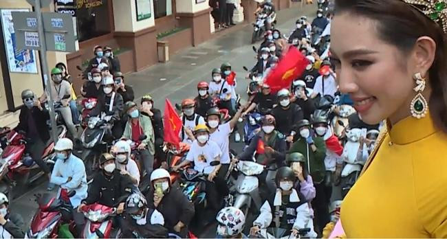 Người hâm mộ đã đồng hành cùng Hoa hậu Thùy Tiên khắp các tuyến phố. Người hâm mộ đã đồng hành cùng Hoa hậu Thùy Tiên khắp các tuyến phố.