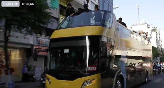 Chiếc xe bus hai tầng chở ê-kíp của Thuỳ Tiên. Chiếc xe bus hai tầng chở ê-kíp của Thuỳ Tiên.